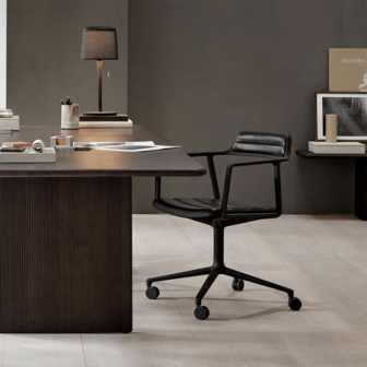 Vipp 452 draaistoel met glijders zwart frame , zwart leren zitting